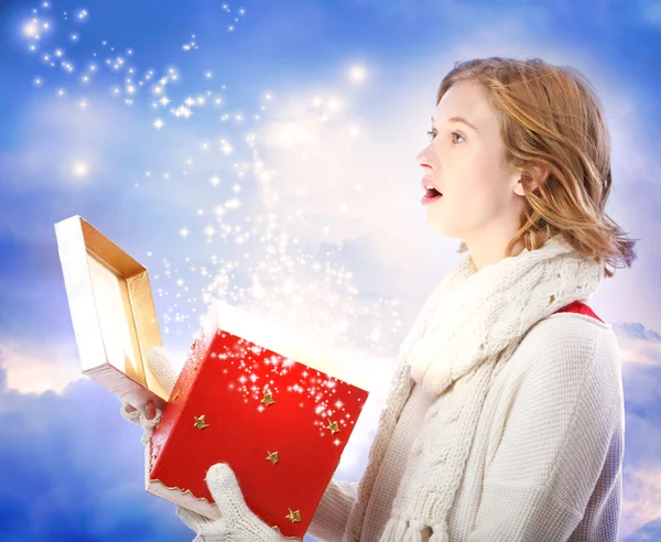 Mujer joven abriendo regalo mágico de Navidad —  Fotos de Stock