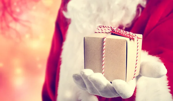 Papá Noel dando un regalo — Foto de Stock