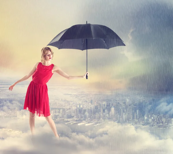 Mulher Protegendo a cidade da chuva com guarda-chuva — Fotografia de Stock