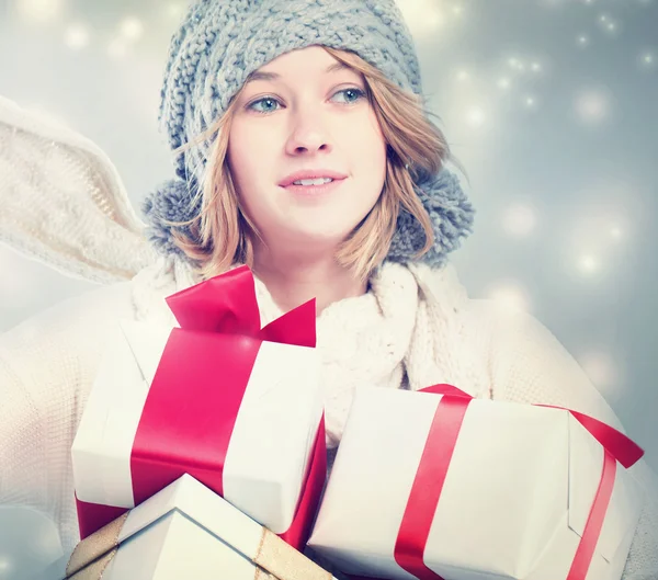 Mujer joven feliz sosteniendo muchas cajas de regalo — Foto de Stock