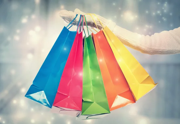 Mulher segurando sacos de compras coloridos — Fotografia de Stock