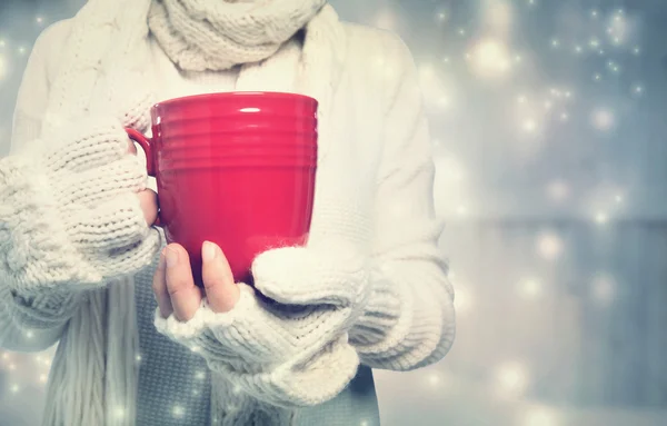 Femme tenant une tasse rouge — Photo