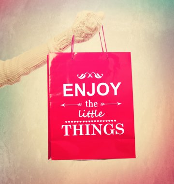 Alışveriş çantası Inspirational Alıntı ile tutan kadın