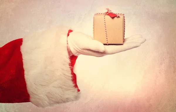 Babbo Natale dà una piccola scatola regalo di Natale — Foto Stock