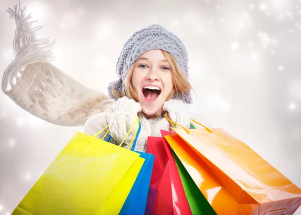 Glad ung kvinna med shopping väska — Stockfoto