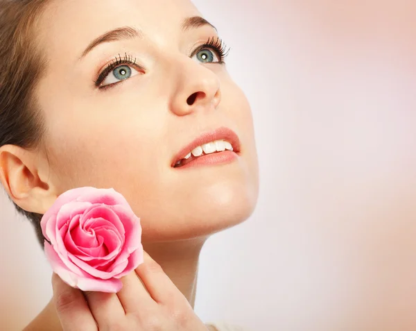 Mulher segurando rosa — Fotografia de Stock