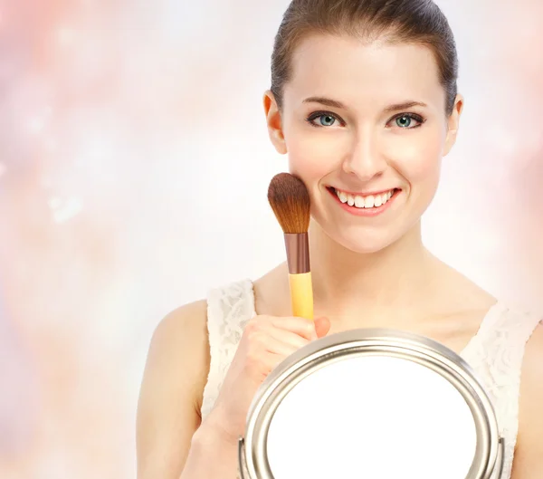 Kvinna med makeup borste — Stockfoto