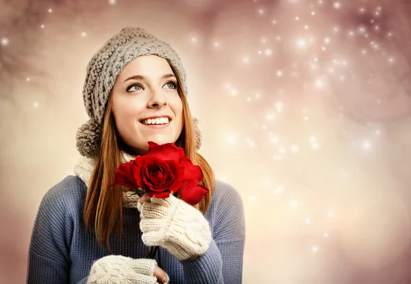 Jovem mulher segurando rosas vermelhas — Fotografia de Stock