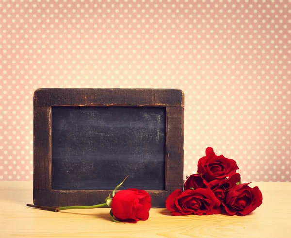 Chalkboard rústico vazio com rosas — Fotografia de Stock