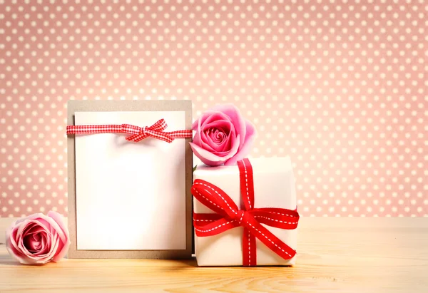 Gift box with pink roses — Stock Photo, Image