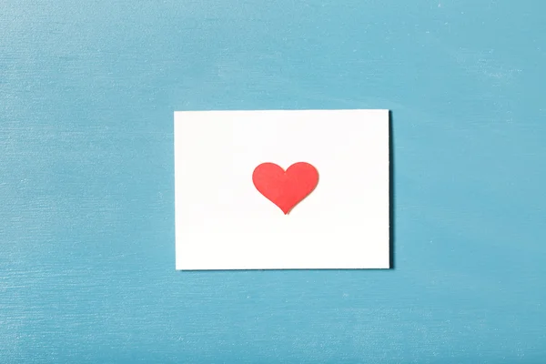 빨간 심장을 가진 카드 — 스톡 사진