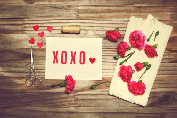 Carta regalo con fiori di garofano — Foto Stock