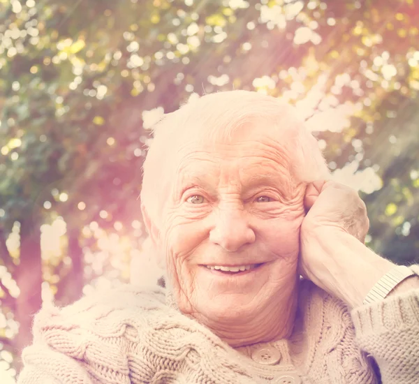 Старшая женщина с счастливой улыбкой — стоковое фото