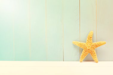 Deniz yıldızı deniz mavisi ahşap arka plan üzerinde