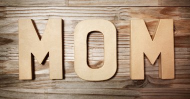 Anne metin büyük karton harflerle 