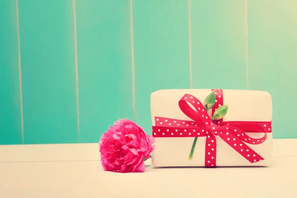 Pequeña caja de regalo con claveles en madera de color verde azulado — Foto de Stock