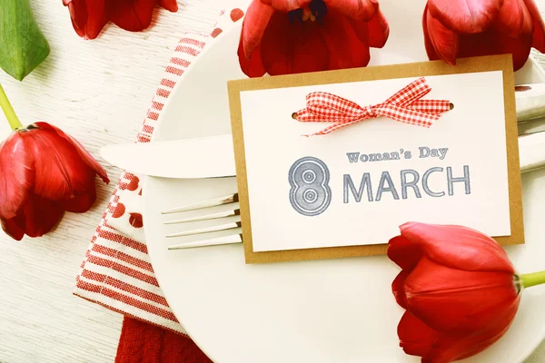 Womans nap üzenet kártyát és tulipán — Stock Fotó