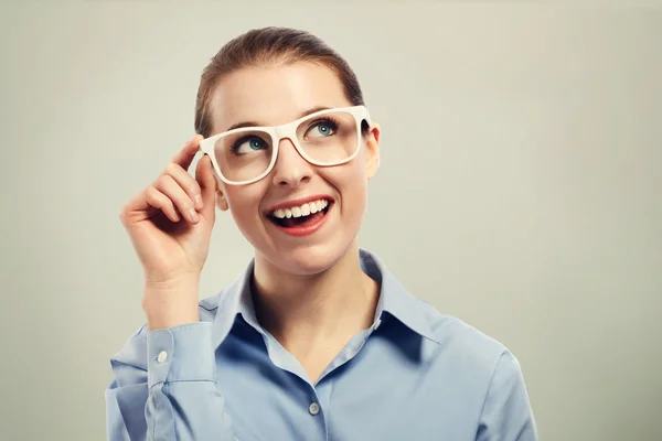 Schöne Geschäftsfrau mit weißer Brille — Stockfoto