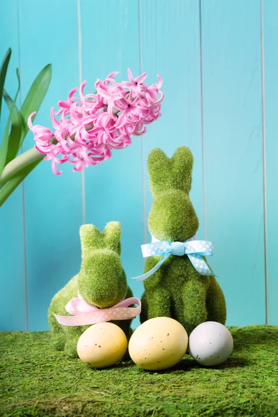 Easter bunnies with eggs and a pink hyacinth flower — Stock Photo, Image