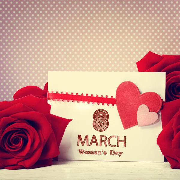Botschaft zum Frauentag mit roten Rosen — Stockfoto