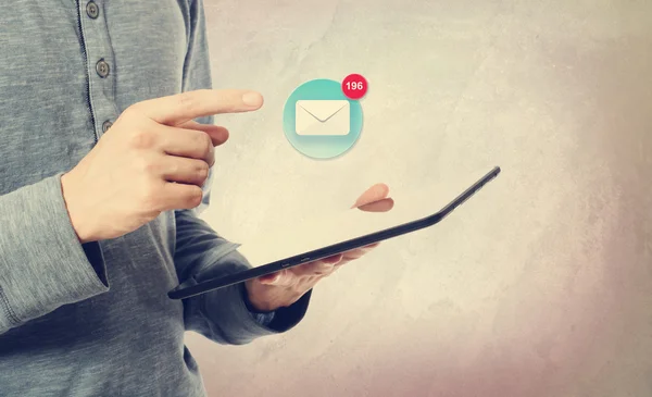 Hombre apuntando al icono de correo electrónico — Foto de Stock