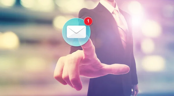 Empresario apuntando al icono del correo electrónico — Foto de Stock