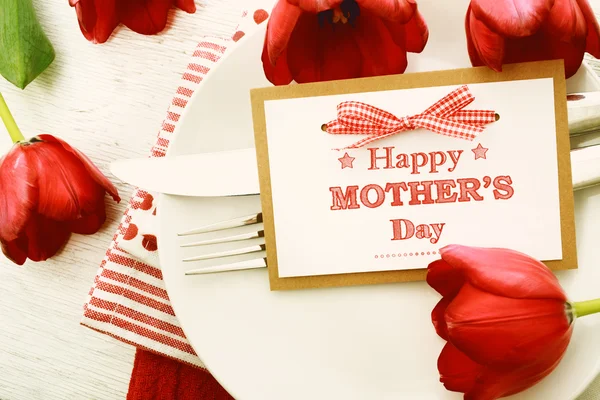 Cartão de dia das mães e tulipas — Fotografia de Stock