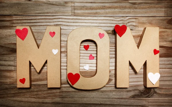 Texto MOM con decoraciones en forma de corazón — Foto de Stock