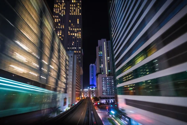 Cidade iluminada à noite — Fotografia de Stock