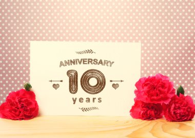 10 yıl yıldönümü kartı ile pembe karanfil
