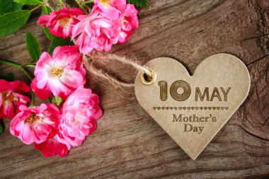 10 Mayıs Anneler günü kalp kart Güllü şeklinde
