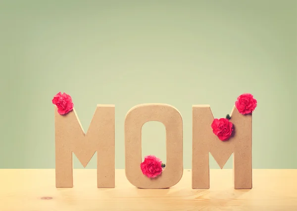 Texto MOM 3D com flores de cravo na tabela — Fotografia de Stock
