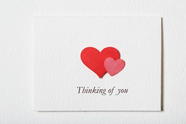 Pensando en ti tarjeta de mensaje blanco con corazones — Foto de Stock