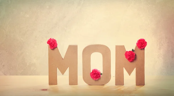 3D MOM Text with Carnation Flowers on the Table — Stock Photo, Image