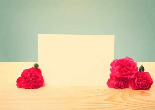 Biglietto di auguri vuoto con fiori di garofano — Foto Stock