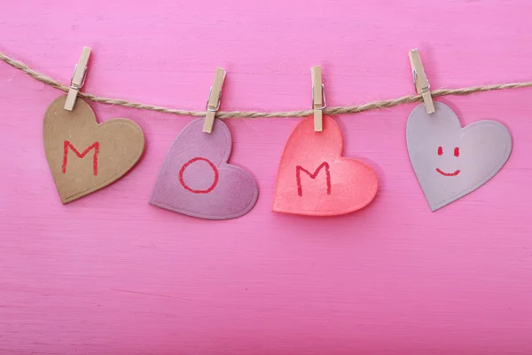 Mödrar dag meddelande på papper hjärtan — Stockfoto