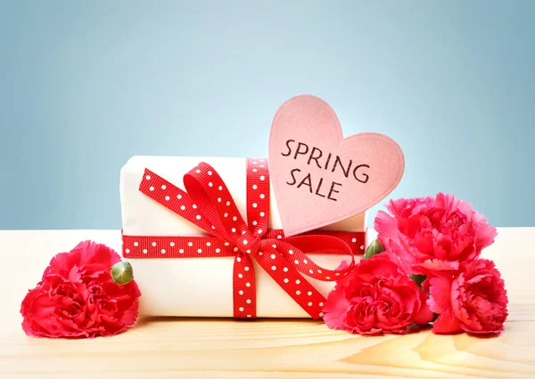 Messaggio di vendita primavera con confezione regalo — Foto Stock