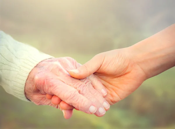 Ältere Frau hält Händchen — Stockfoto