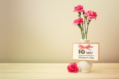 10 anneler günü karanfil ile kartı