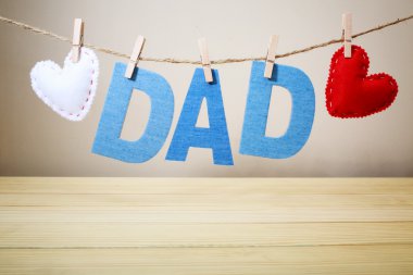 Baba metin ve keçe kalpleri bir ipte asılı
