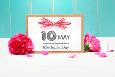 10 anneler günü karanfil ile kartı