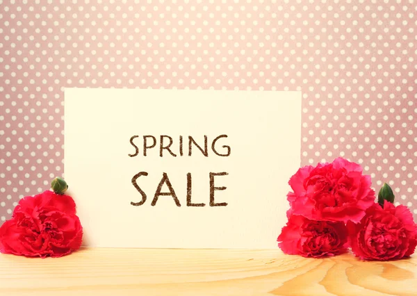 Vårens försäljning kort med rosa nejlikor — Stockfoto