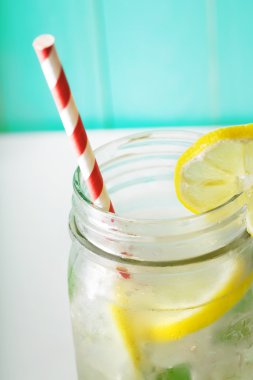 Duvarcı kavanozunda limonata