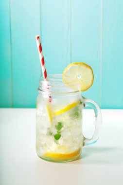 Duvarcı kavanozunda limonata 