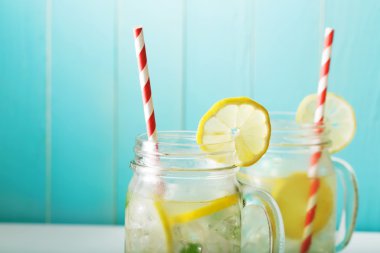 Mason kavanozlarda limonata