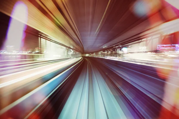 Geautomatiseerde gids-weg trein bij nacht — Stockfoto