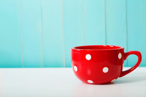 Kırmızı puantiyeli kahve kupa — Stok fotoğraf
