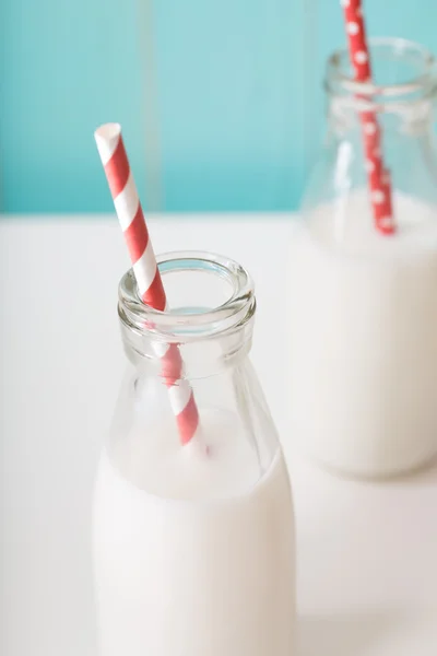 Due bottiglie di latte con cannucce — Foto Stock