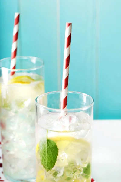 Twee iced limonades met grote rietjes — Stockfoto