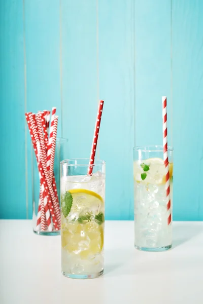 Limonades met diverse papier rietjes — Stockfoto